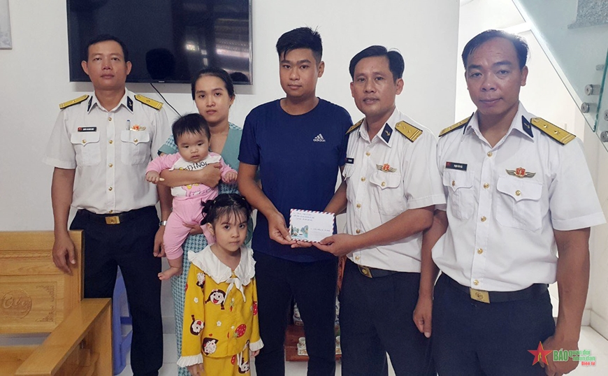 Lữ đoàn 125 Hải quân hỗ trợ quân nhân mắc bệnh hiểm nghèo 